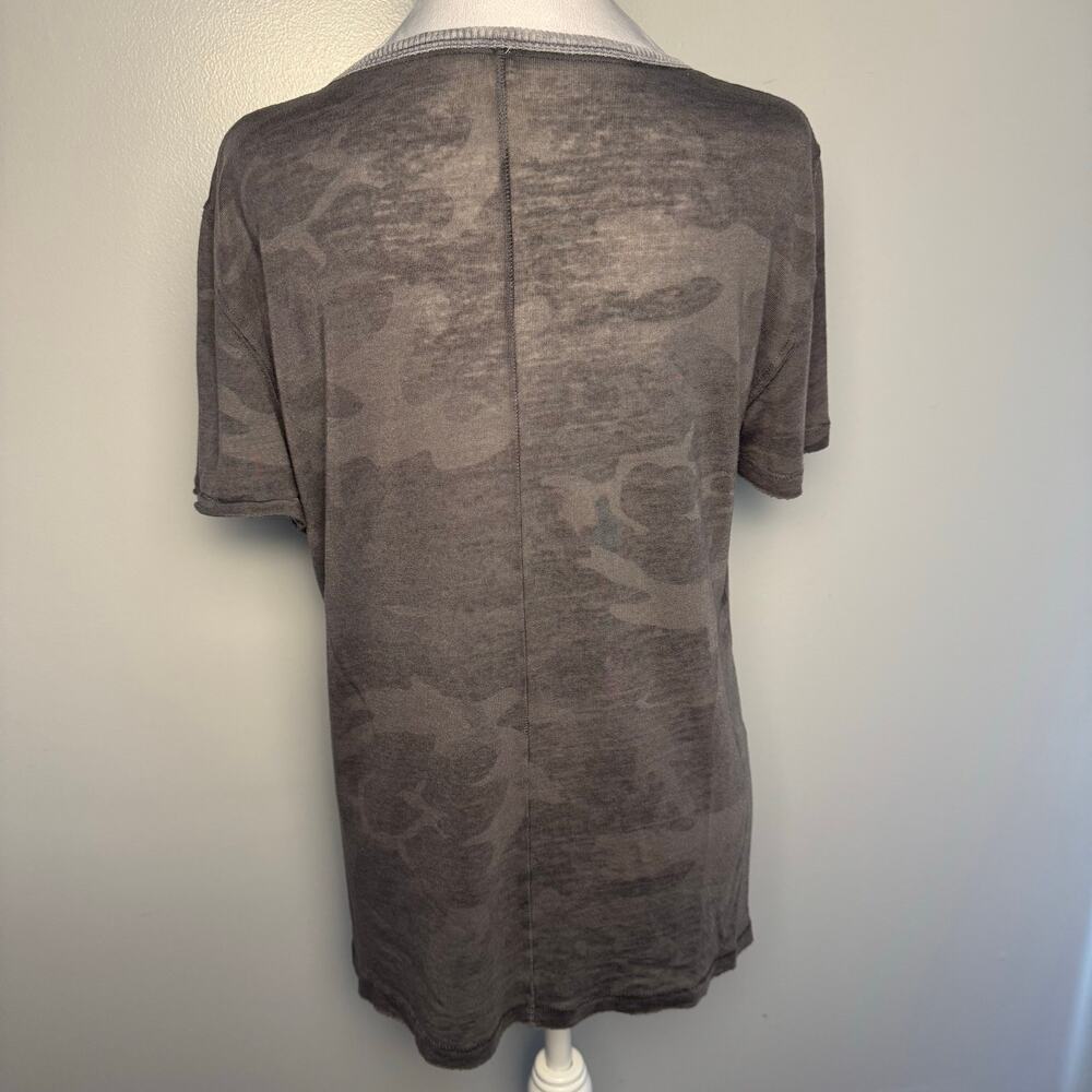 Free People We the Free XS distressed soft gray camo t shirt split hem - Picture 11 of 12